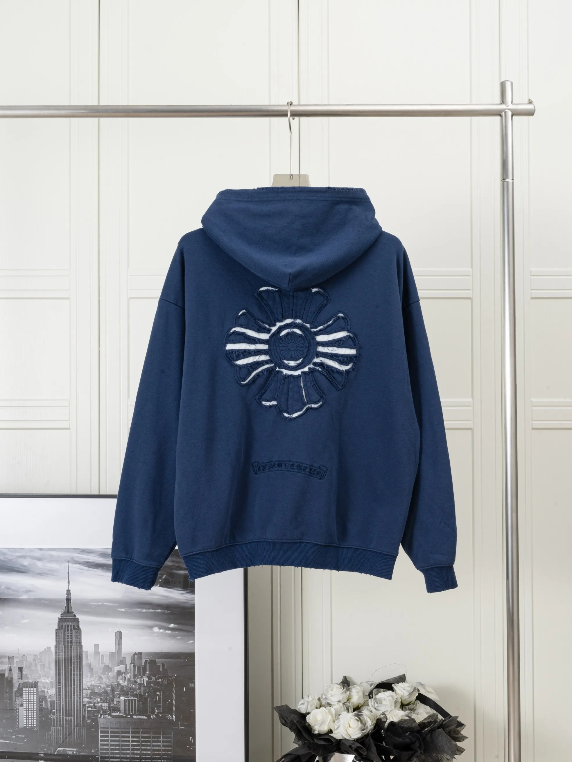 P320 𝗖𝗵𝗿𝗼𝗺𝗲 𝗛𝗲𝗮𝗿𝘁𝘀/Cro Heart 2025 Cross Patch Embroidery Summer New Original Single Counter American Acid Washed Distressed Laser Burnt Patch Embroidery Couple Casual Hooded Sweatshirt Customized fabric 440g tripe terry fabric! American acid-washed and distressed original fabric laser burnt ✟appliqué embroidery and exquisite embroidery of letters! The best-selling model at the counter. It is very comfortable to wear. It is low-key yet luxurious. It is very classy when worn. The large size and tailoring are needless to say. The upper body is exquisite and vivid. 👍High-end first-class materials. A truly palace-level product. The cotton from Turkey is of outstanding quality. After heavy washing, the clothes are very soft! Not picky, the upper body is absolutely stylish and extremely luxurious. Auxiliary materials: The original model has been authenticated and labeled ➕100% silk washed with water label. Genuine purchase-grade original hangtag➕matching hanging rope➕3D hanging beads➕original packaging bag. Craftsmanship: The original version has consistent wiring! The highest version of the armhole matching technique! Countless times of pattern making to 100% restore the original appearance! The correct version is the same for men and women, super eye-catching, super good-looking, and super atmospheric! Color: white, washed black, washed blue Size: XS-L
